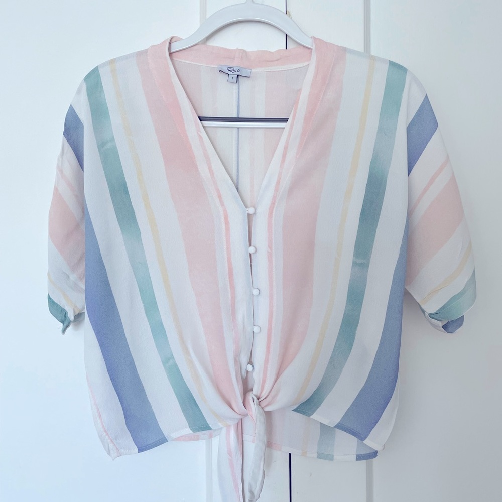Rails Beautiful light weight tie-front button-up blouse